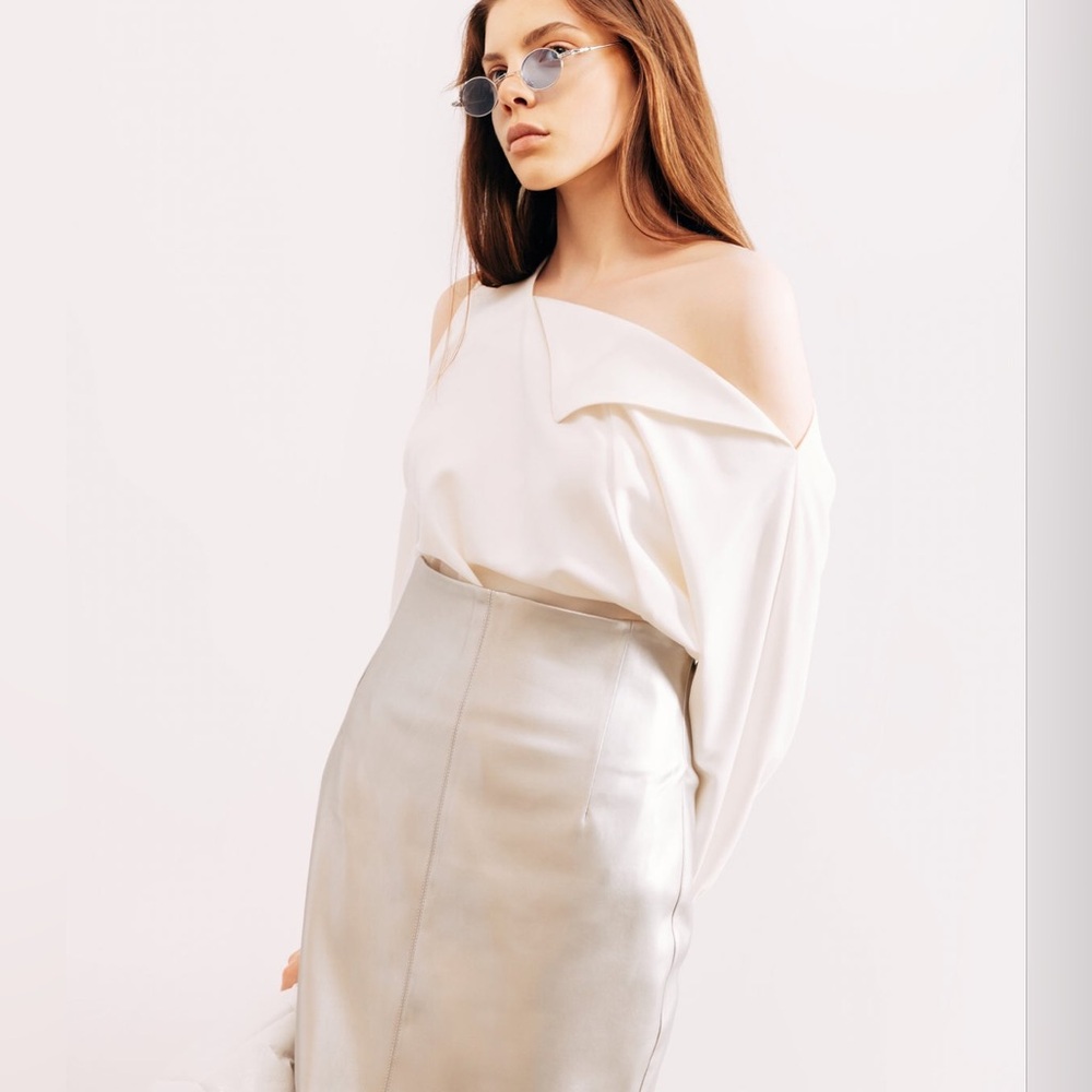 High-Waisted Cream Pencil Skirt with Front Slit - Picture 4 of 4